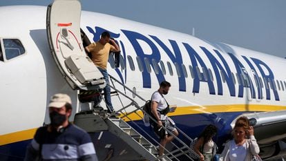 Pasajeros de un avión de Ryanair en Budapest,