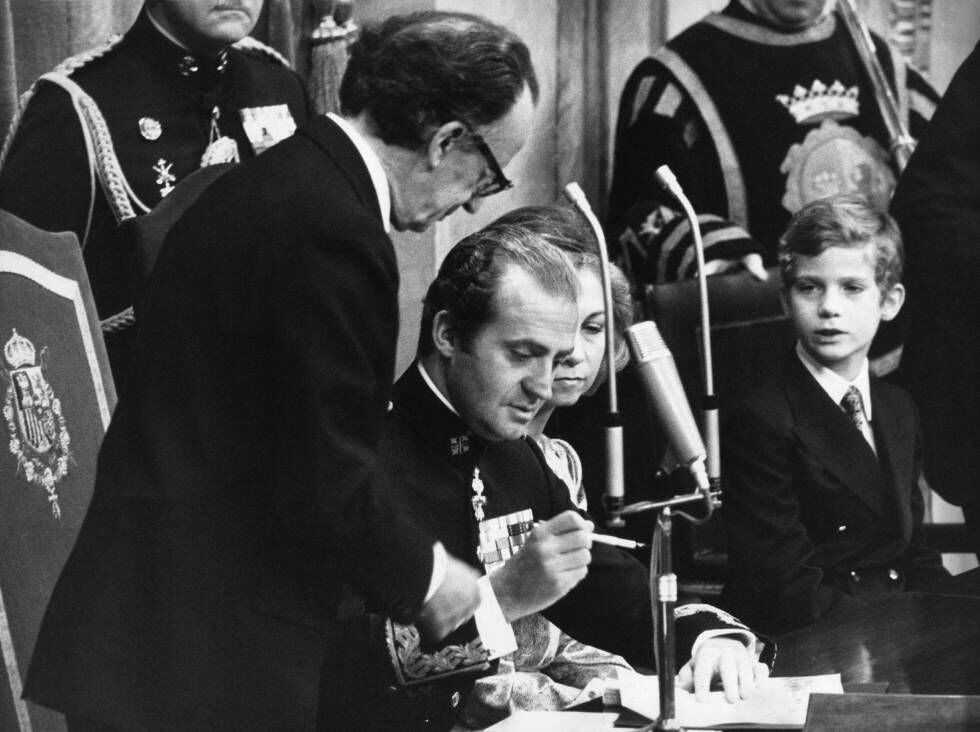 Juan Carlos I sancionando la Constitución.