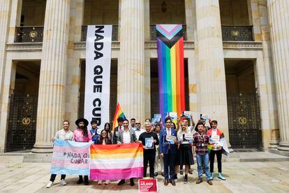 Integrantes de la comunidad LGBTI en la entrada del Congreso en Bogotá.