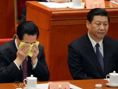 El presidente chino saliente, Hu Jintao, se refresca la cara junto a su sucesor, Xi Jinping, en la Conferencia pol&iacute;tica consultiva en el Palacio del Pueblo de Pek&iacute;n. 