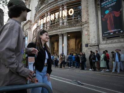 Decenas de fans y curiosos delante de la entrada del Teatro Coliseum de Barcelona esperaban la llegada de Quentin Tarantino que esta tarde ha ofrecido una charla en la sala. La cola para entrar en el teatro llegaba a la Rambla de Catalunya.