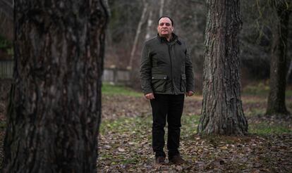 Bulent Kenes, periodista turco exiliado en Suecia, en noviembre en un bosque cercano de Estocolmo.
