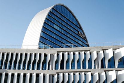 La Ciudad BBVA, sede corporativa del Grupo Banco Bilbao Vizcaya Argentaria en España, donde se levanta, La Vela una torre circular de 19 plantas, en Madrid (España)