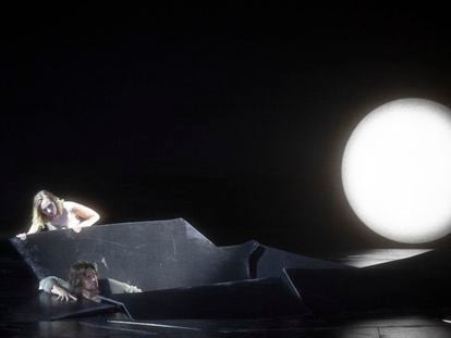 Salome (Elsa Dreisig) y Jokanaan (Gábor Bretz), con una inmensa luna a su lado, en su primer encuentro de la ópera.