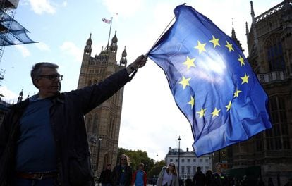 Un partidario de la UE agita una bandera durante una manifestación en en Londres, mientras el Parlamento sesiona un sábado por primera vez desde la Guerra de las Malvinas de 1982, para discutir sobre el Brexit.
