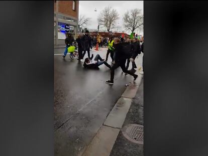 Un hombre vestido con una camisa con la cara de Franco es golpeado por manifestantes en Gotemburgo, Suecia.