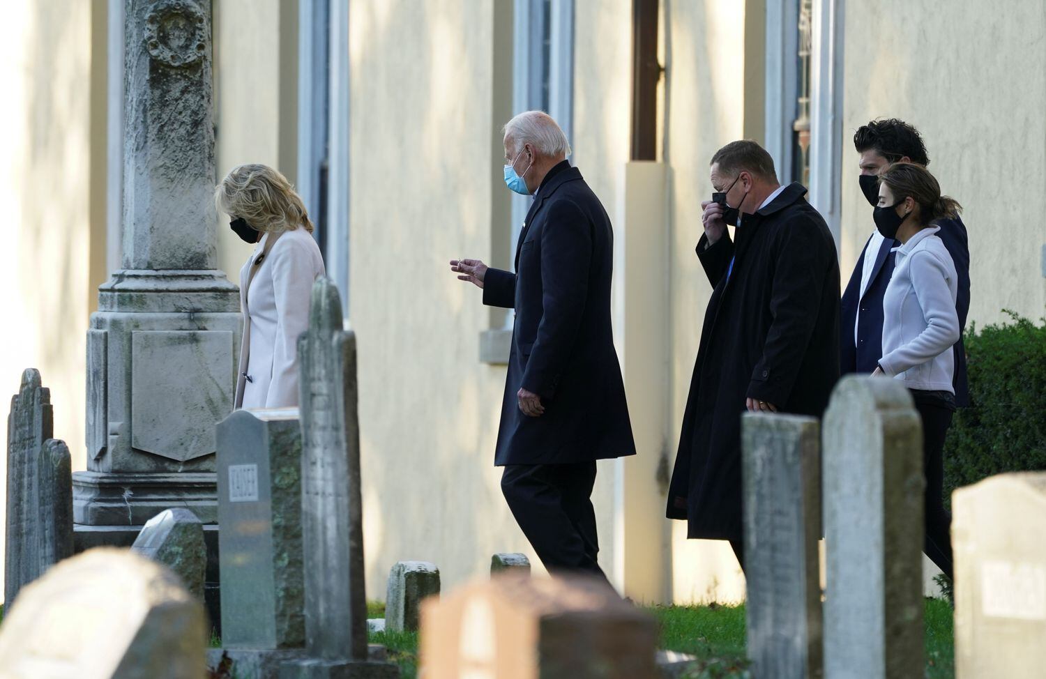 Biden comenzó el día de las elecciones visitando la tumba de su hijo Beau Biden en Wilmington (Delaware).