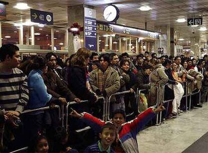 Decenas de personas aguardan en Barajas la llegada de familiares afectados en su regreso a España.