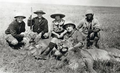 Cazadores europeos con su guía africano, en los años treinta.