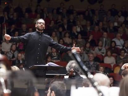 El director de la Sinfónica, Dima Slobodeniouk, durante un concierto.