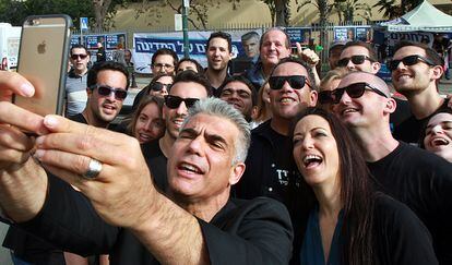 Pese a la pronosticada victoria del Campo Sionista, si se confirman los resultados de las encuestas será Netanyahu quien tenga más posibilidades de encabezar el próximo Ejecutivo israelí, lo que haría por tercera vez consecutiva y cuarta en su carrera política. En la imagen, el líder del partido laico centrista Yesh Atid, Yair Lapid, se hace un 'selfie' junto a un grupo de seguidores en Tel Aviv (Israel).