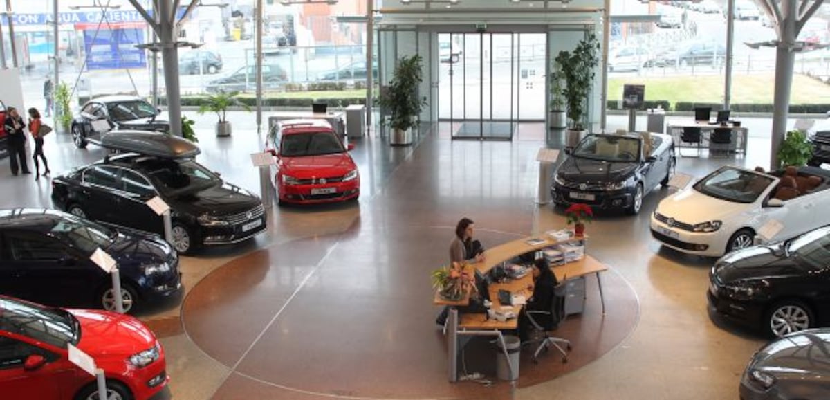 La venta de coches desaparece al 44,5% en el primer trimestre |  Economía