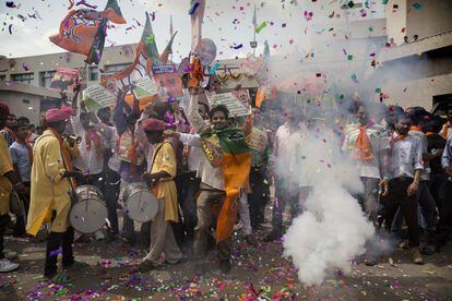 Habitantes de la ciudad india de Ahmedabad celebran la victoria en las elecciones presidenciales del candidato hinduista, Narendra Modi.