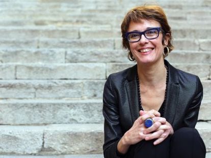 Montse Aguer, nueva directora de los museos Dal&iacute;, sentada en las escaleras de la catedral de Girona.