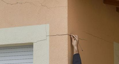 Un vecino muestra las grietas surgidas en su casa / MARCEL·LÍ SÀENZ