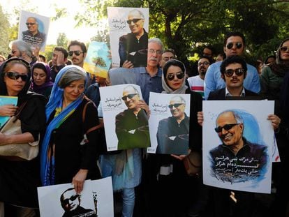 Participantes en el homenaje al director Abbas Kiarostami, en Teher&aacute;n.