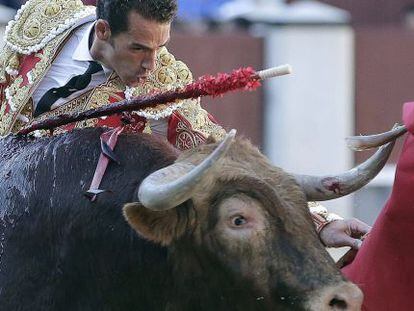 El diestro Pepe Moral con su primero de la tarde durante el tradicional festejo del Domingo de Resurrecci&oacute;n, en la plaza de toros de Las Ventas.