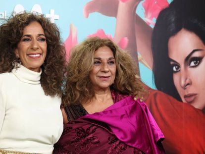 Lolita y Rosario Flores asisten al estreno de la serie documental ‘Lola’, el 27 de octubre de 2021 en Madrid.