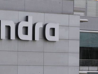 Logo de Indra en su sede en Madrid.