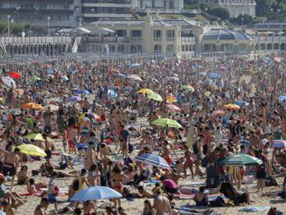 Los hoteleros esperan un verano récord de visitantes españoles, que también han aumentado sus viajes al extranjero dejando atrás la crisis