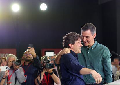 O primeiro-ministro Pedro Sánchez abraça o candidato socialista do Partido Lindacari, Eneko Andueza, durante a cerimónia de encerramento da campanha PSOE-PSE para as eleições bascas, sexta-feira em Bilbao.