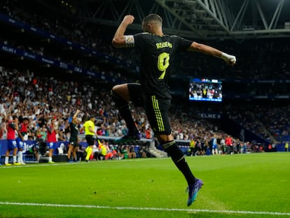 El delantero del Real Madrid Karim Benzema celebra uno de sus goles contra el Espanyol.