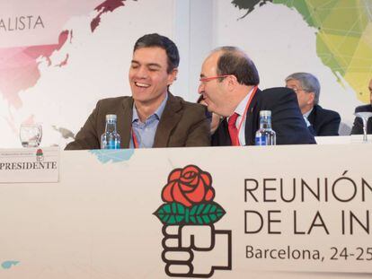 El secretario general del PSOE, Pedro S&aacute;nchez, junto al primer secretario del PSC, Miquel Iceta, en el Consejo de la Internacional Socialista este jueves.