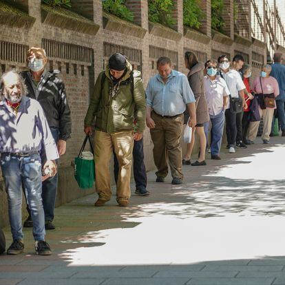 MADRID. 18-05-2020. Personas esperando a recibir una bolsa con comida en el Comedor Social de las Hijas de la Caridad en la calle Martnez Campos de Madrid. FOTO: LUIS DE VEGA