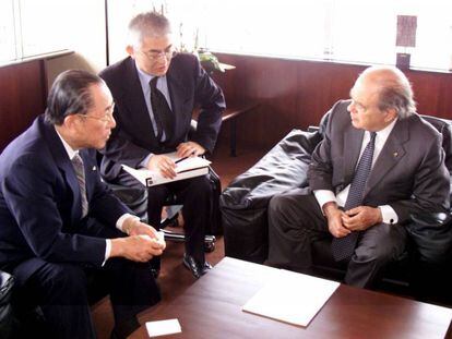 Jordi Pujol amb el vicepresident de la federació japonesa d'organitzacions econòmiques a Tòquio el 1999. 