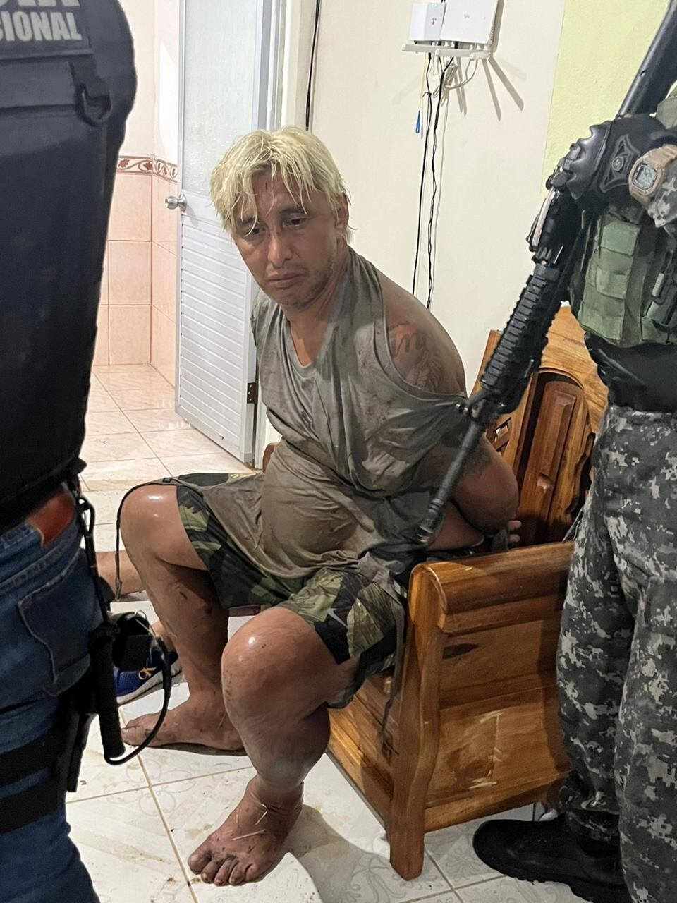 Fotografía cedida por la Policía Nacional de Ecuador de Fabricio Colón Pico tras ser capturado este lunes en la localidad de Puerto Quito (Ecuador). 