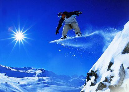 Un 'snowboarder' en la estación de Astún, en el Pirineo aragonés.