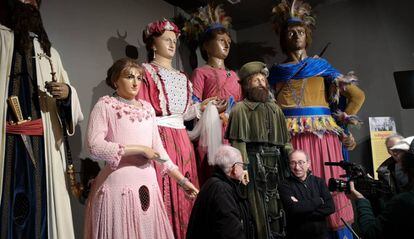 L'artista reusenc Aureli Ruiz (dreta) amb els gegants originals del 'Banquet', durant el rodatge del documental.