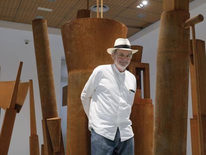 El artista Miquel Navarro ante una de sus obras en la Fundación Bancaja.