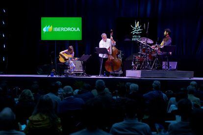 El trio Thumbscrew con su guitarrista, Mary Halvorson, el contrabajista, Michael Formanek y el batería Tomas Fujiwara durante su concierto en el 44 festival de Jazz de Vitoria-Gasteiz.