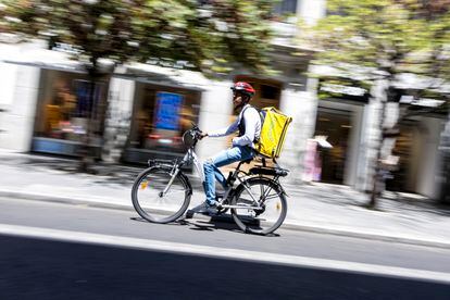 Un repartidor en bicicleta en Madrid, el 3 de agosto.