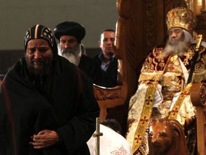 Un cristiano copto llora tras rendir homenaje al fallecido papa Shenuda III, engalanado con sus mejores ropas y sentado en su trono en El Cairo.