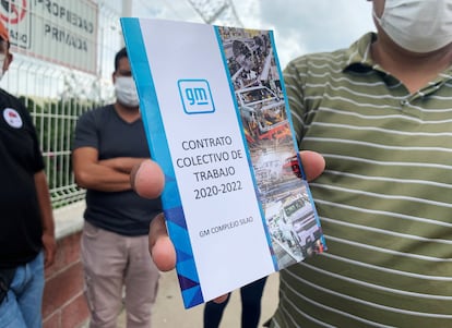 A worker at the Silao plant with a copy of the collective agreement.