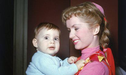 Debbie Reynolds, con su hija Carrie Fisher, en una imagen de los a&ntilde;os cincuenta.