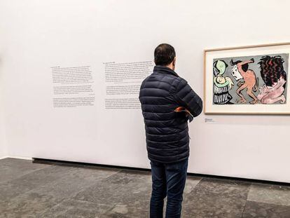 Un hombre en la exposición de Paula Rego en Cascais. 