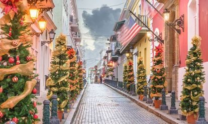 Decoración navideña en la calle San Sebastián, en el Viejo San Juan (Puerto Rico).