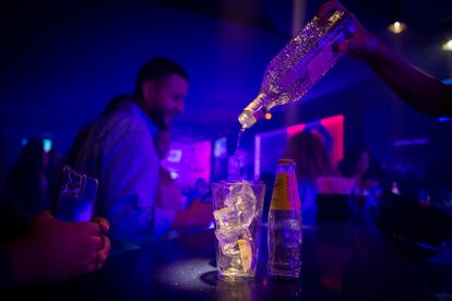 Unos clientes beben una copa en la discoteca La Cartuja en Madrid este miércoles.