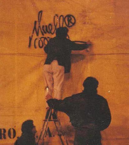 Muelle firmando en las lonas que cubrían La Cibeles por obras, en 1989. Cortesía del grupo de Facebook de Muelle.