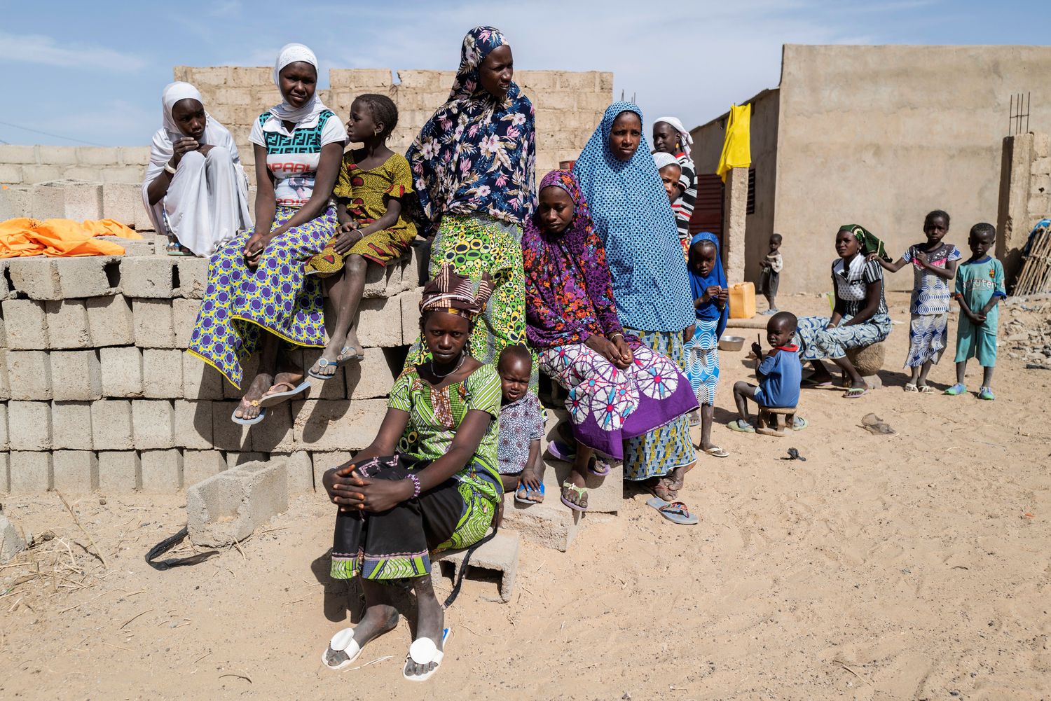 Un grupo de mujeres y niños desplazados, en febrero en Dori (Burkina Faso).