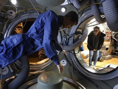Una visitante pasea por dentro de la réplica de la estación espacial Mir, en el Museo de la Ciencia y la Técnica. 