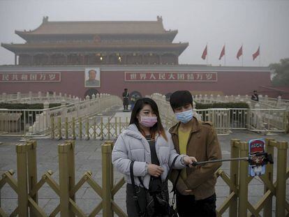 Turistas en la plaza de Tiananm&eacute;n, en Pek&iacute;n, el 1 de diciembre de 2015.