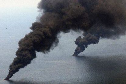 Dos columnas de humo salen directamente desde el mar. Algunas manchas de petróleo en la superficie del agua son quemadas para evitar que el crudo se extienda más.