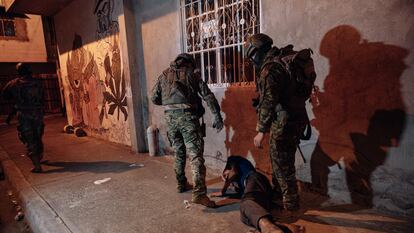 Un grupo de soldados, en Guayaquil.
