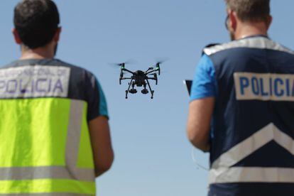 Dos técnicos controlan un dron en la búsqueda de Fernández Ochoa en Cercedilla, el 3 de septiembre de 2019.