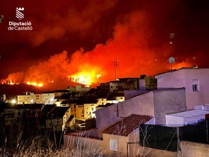 Cerca de 430 efectivos han pasado la noche luchando sobre el terreno contra las llamas. Imagen del incendio del Consorcio Provincial de Bomberas y Bomberos de Castellón.