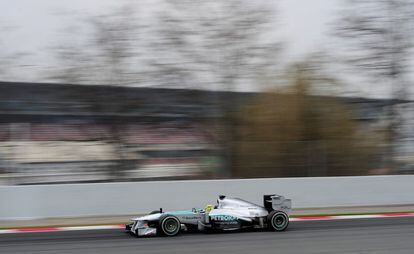 El alemán Nico Rosberg conduce su monoplaza de Mercedes GP.